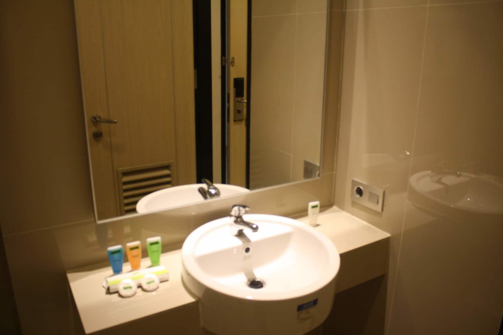 Sparks Odeon Sukabumi, Artotel Curated Luaran gambar