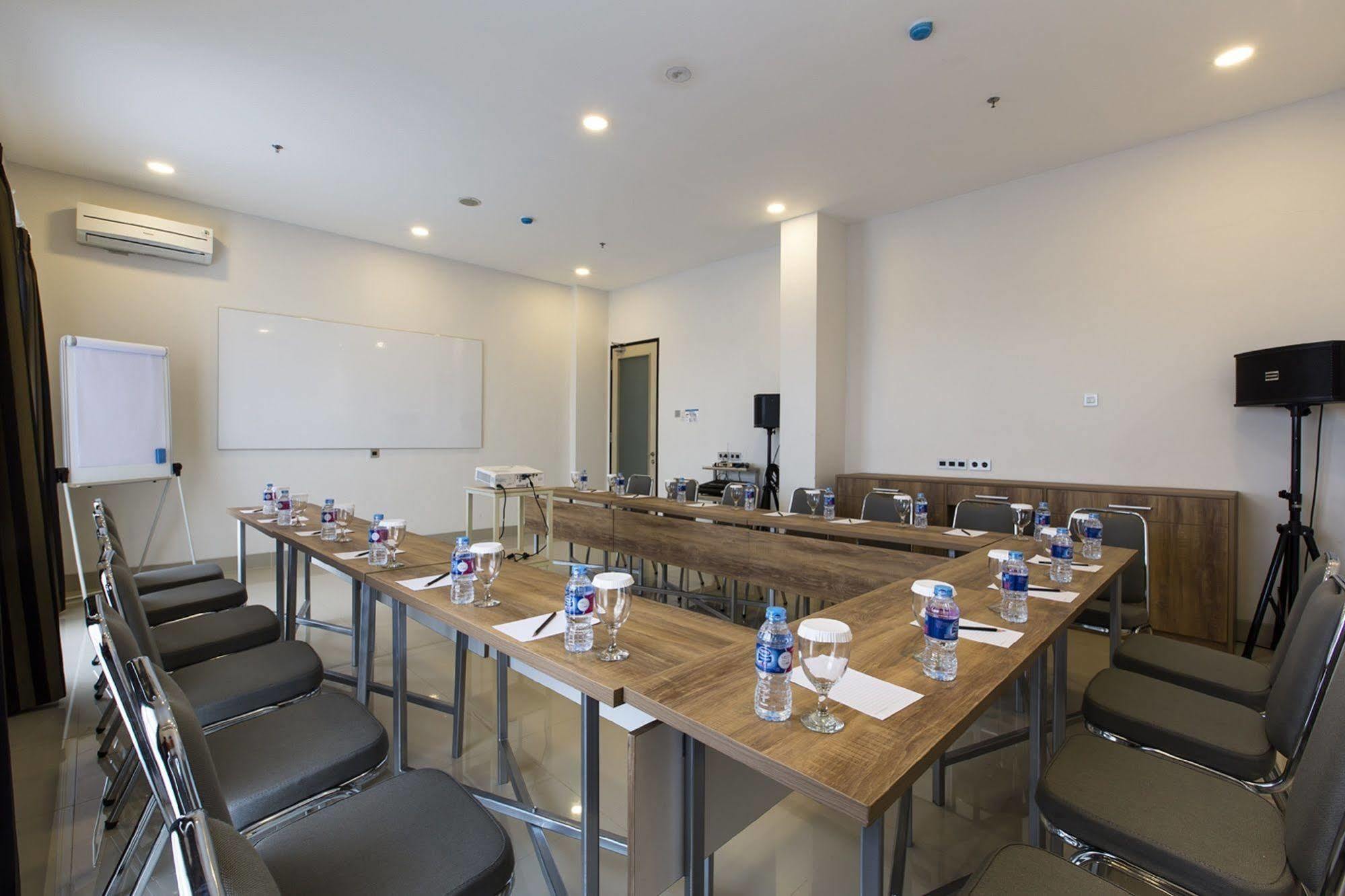 Sparks Odeon Sukabumi, Artotel Curated Luaran gambar
